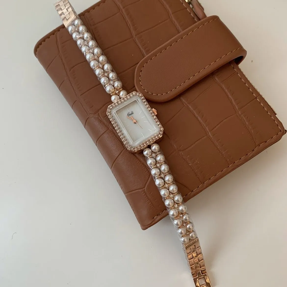 legant Pearl Watches for Women Small Square Dial Analog Quartz Watch Peal Pearl Band Leather Watch for Women Square Alloy Dial Analog  main image 4