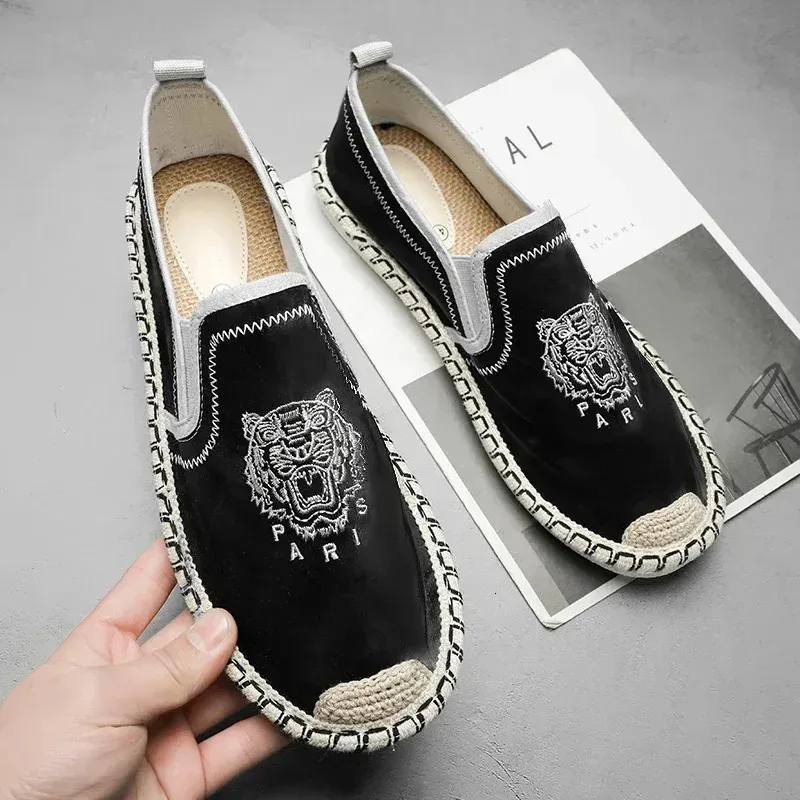 Men Casual Loafers Classic Comfort Tiger Head Embroidered Walking