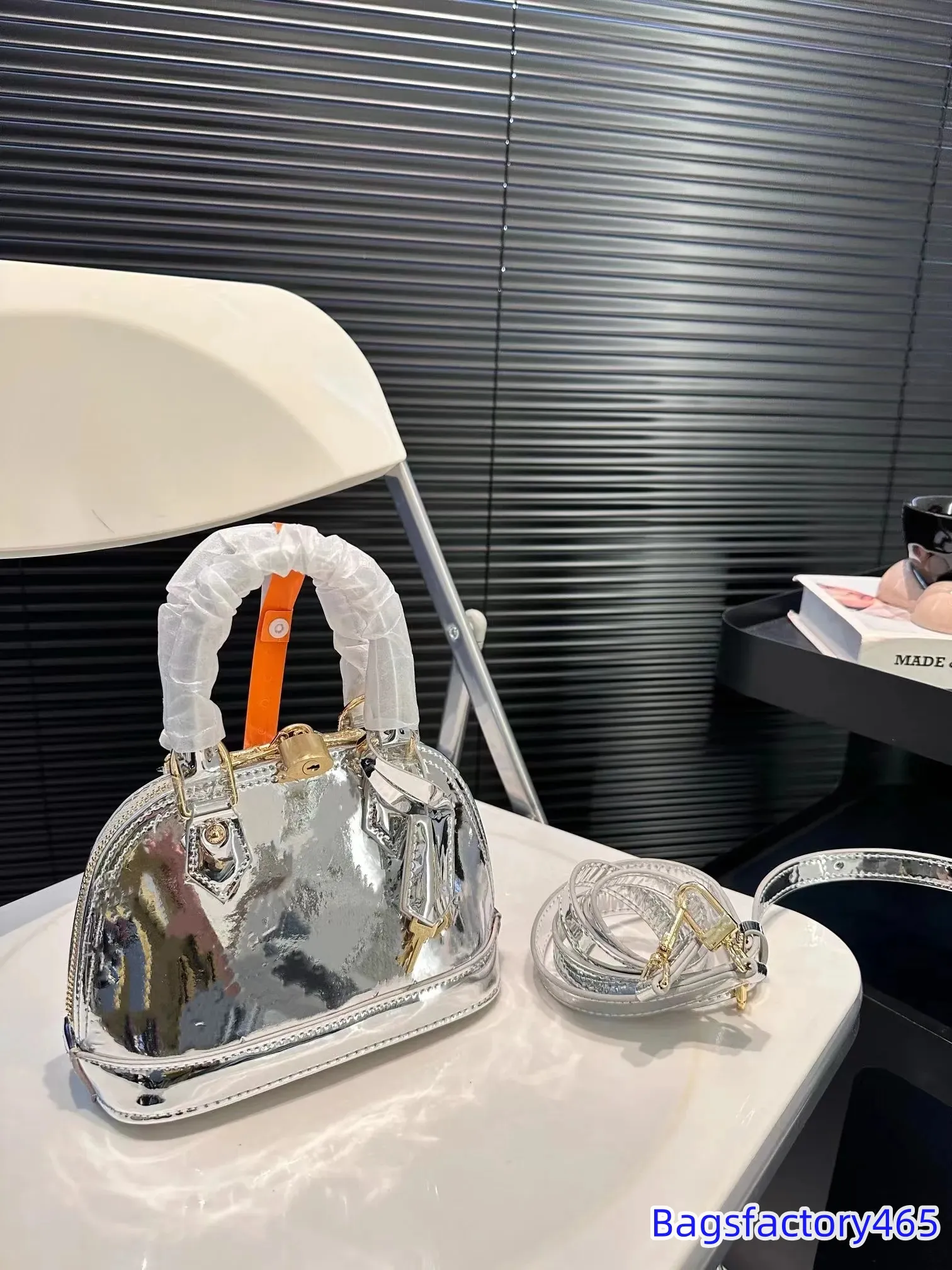 Luxury Designer Crossbody Bag for Women Sophisticated Shell Shape with Detachable Strap