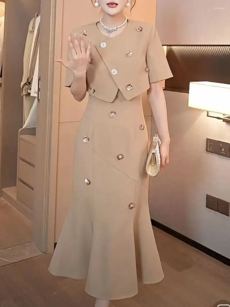 Vintage French Fashion: Elegant Light Luxury 2-Piece Skirt Suit