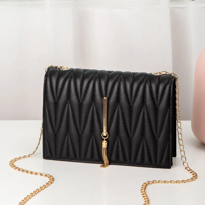 DHgate.com:Spring Embroidered Menger Bag: Tassel Chain