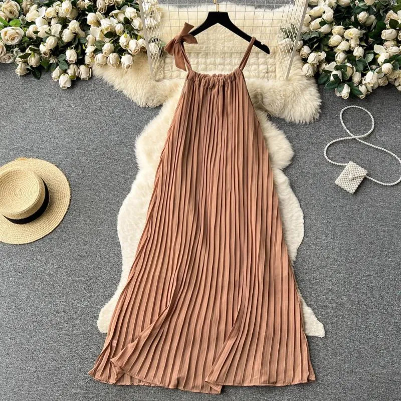 midi dress kekinian Raya Series 2024; Chandini Midi Dress Hadir dengan look korean vintage yang simple dan feminin. Dengan material pattern bordir floral timbul yang cantik sehingga memberikan kesan elegant tapi tetap manis dan super