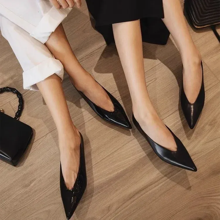 Zwarte dames pumps met lage hak en spitse neus voor kantoor_voghion.com