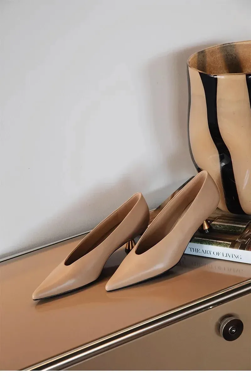 Zwarte dames pumps met lage hak en spitse neus voor kantoor_voghion.com
