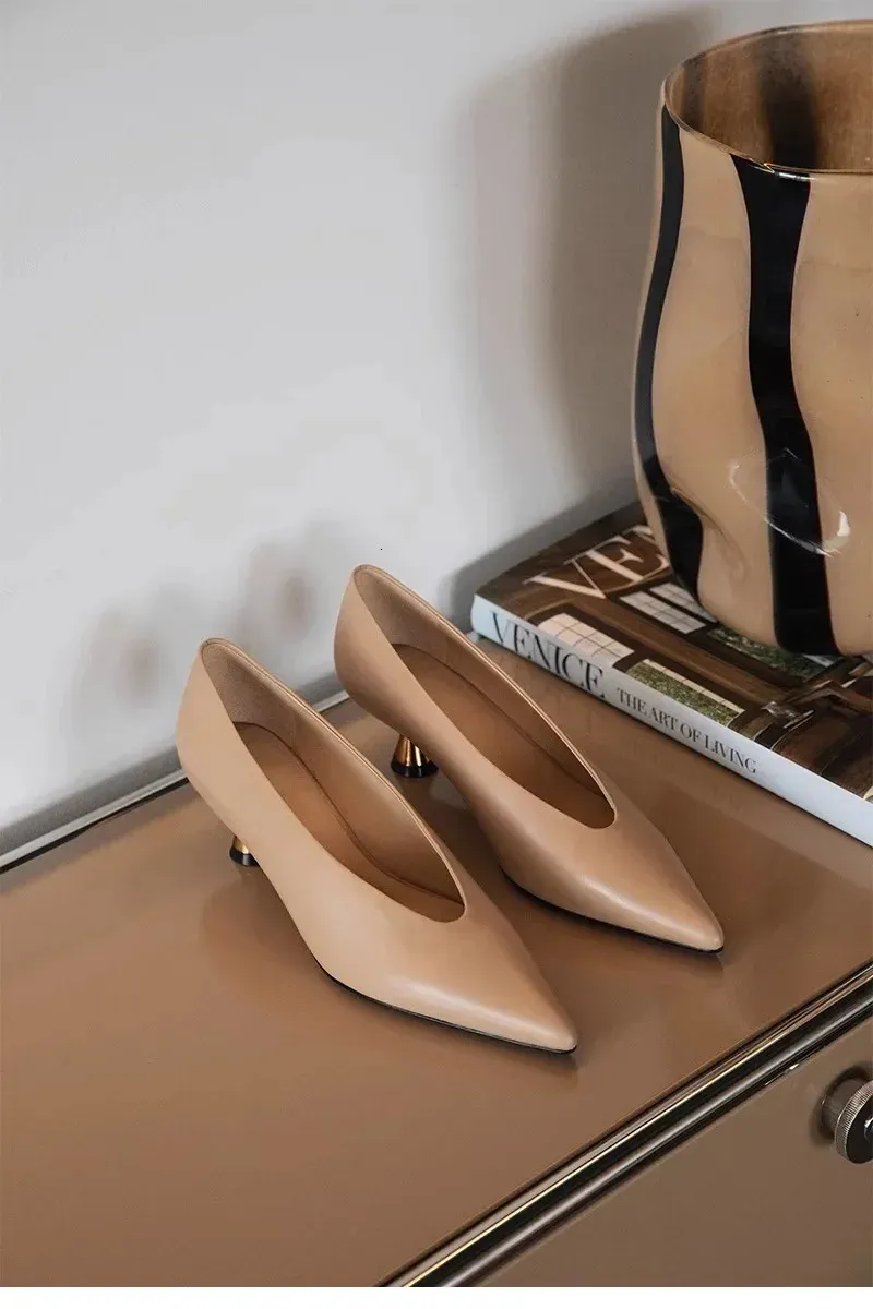 Zwarte dames pumps met lage hak en spitse neus voor kantoor_voghion.com
