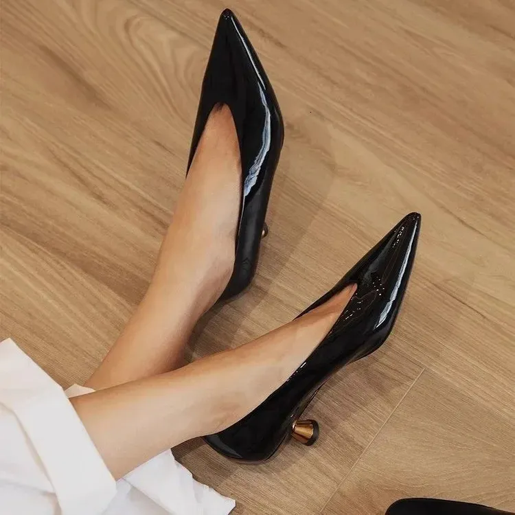 Zwarte dames pumps met lage hak en spitse neus voor kantoor_voghion.com