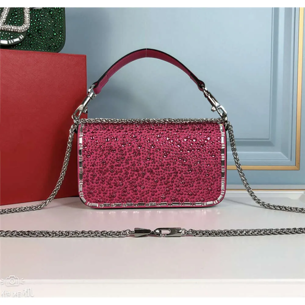 DHgate.com:New Luxury Vlogoo Small Crystal Letter Brass