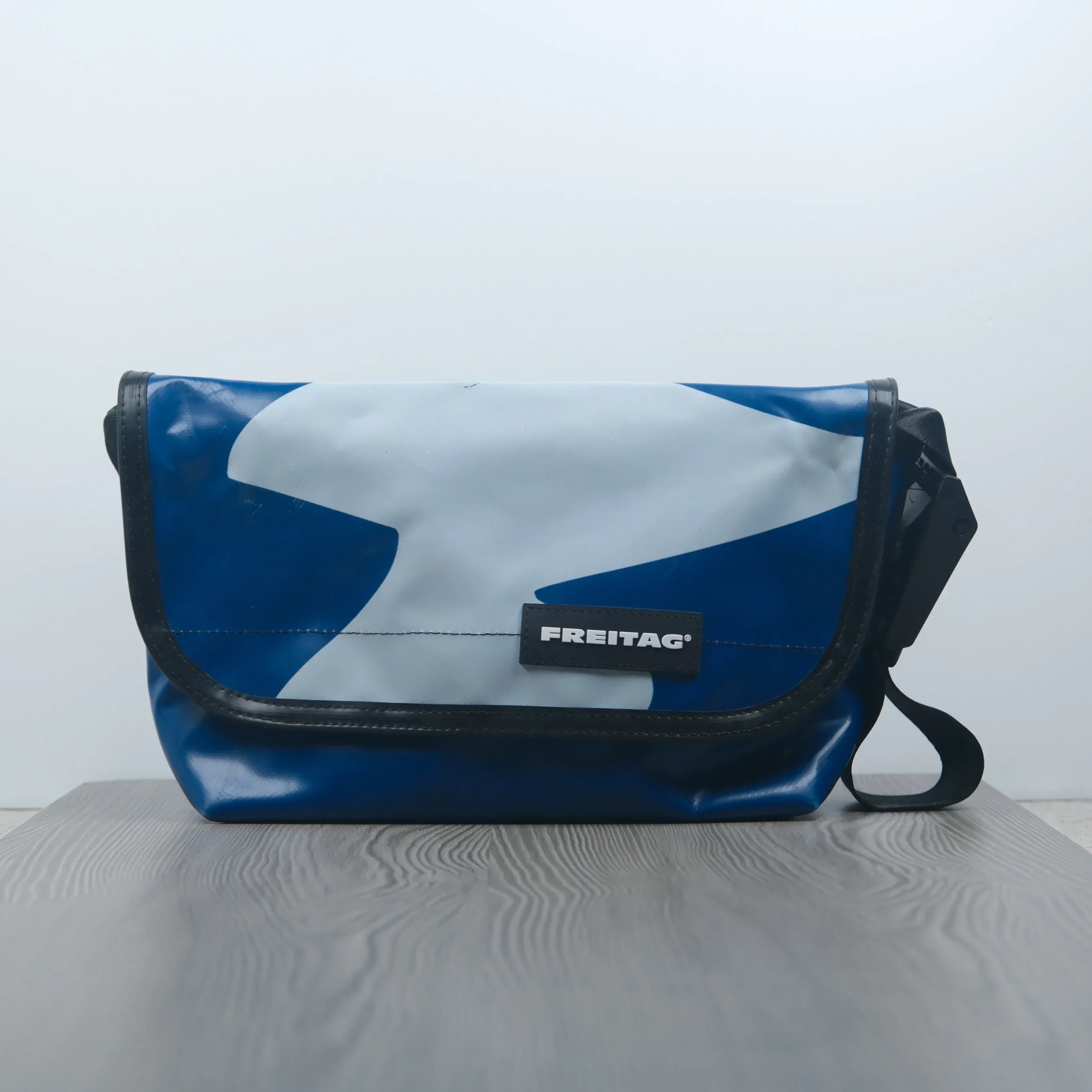バッグ freitag hawaii five-o Freitag F41 Hawaii Five-O Messenger Bag XS Black 18-3 | Cultizm