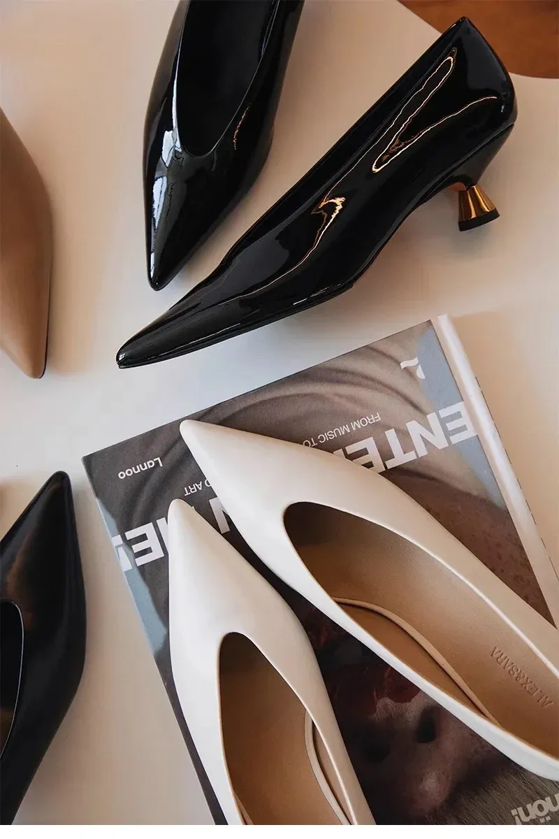 Zwarte dames pumps met lage hak en spitse neus voor kantoor_voghion.com
