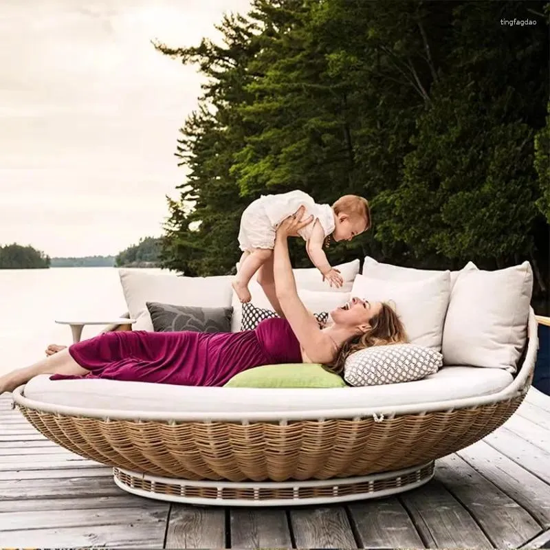 Outdoor hanging daybed 2025