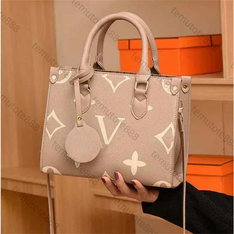 Groß sparen beim Kauf von Handbag With Clutch Designer Clutch Geldbörsen:  East West Tote Handtasche Aus Italienischem Leder Mit Mini Pochette,