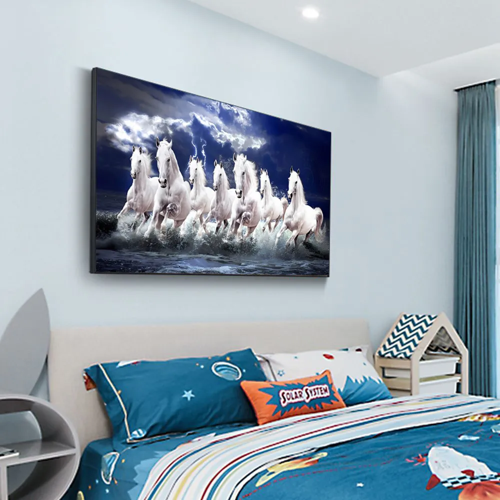 油彩白いキャンバスのある部屋