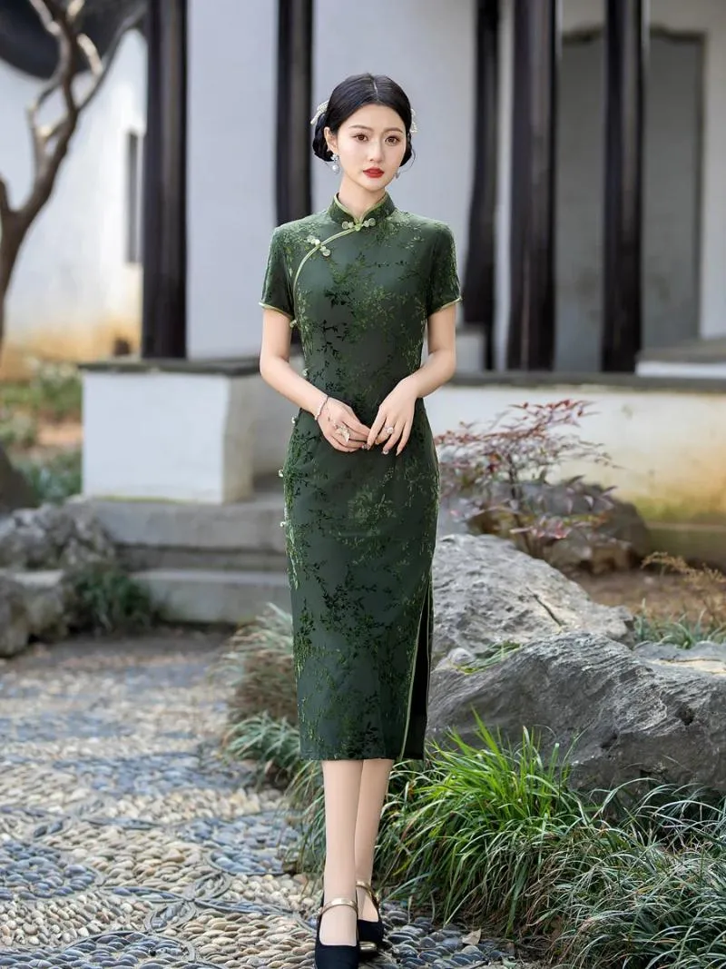 green emerald velvet dress Silk Green Cheongsam: Modern, Elegant, and Customizable M main image 0