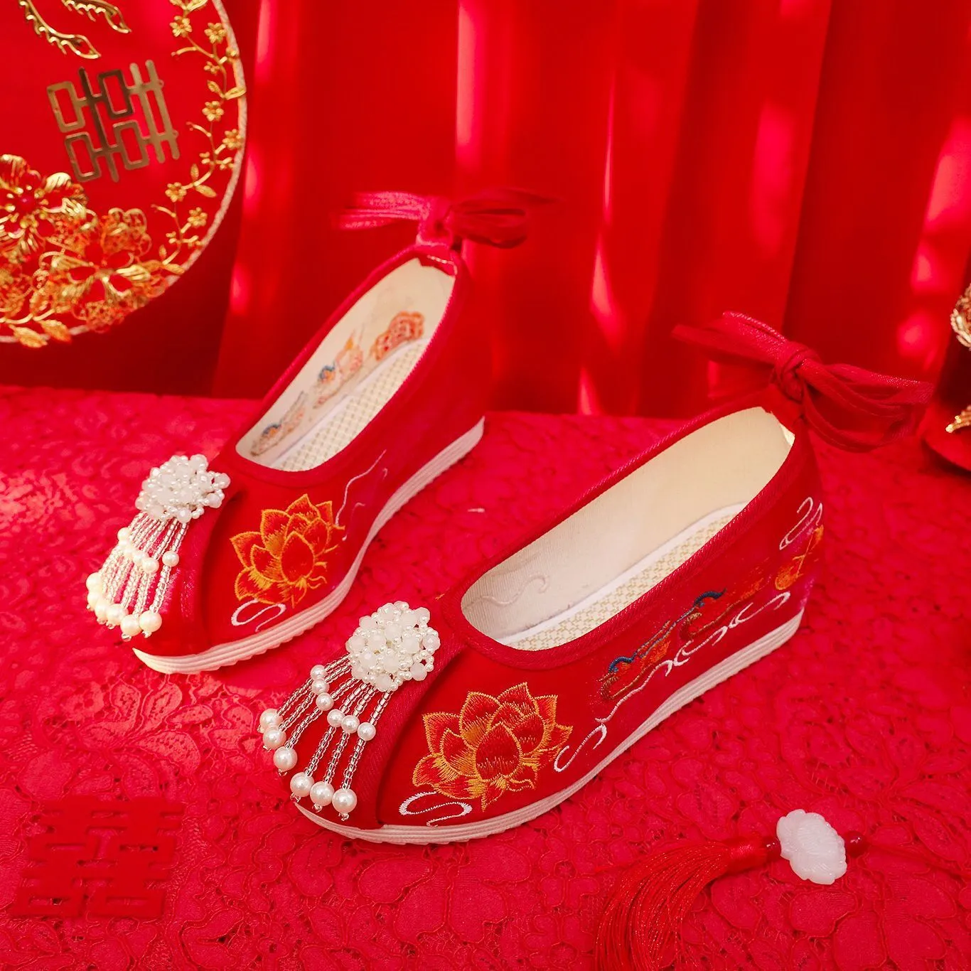 Exquisite Red Wedding Shoes: Embroidered Flat-Bottom Chinese