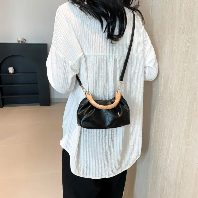 Wrinkled effect ring zip tassel crossbody bag hotsell