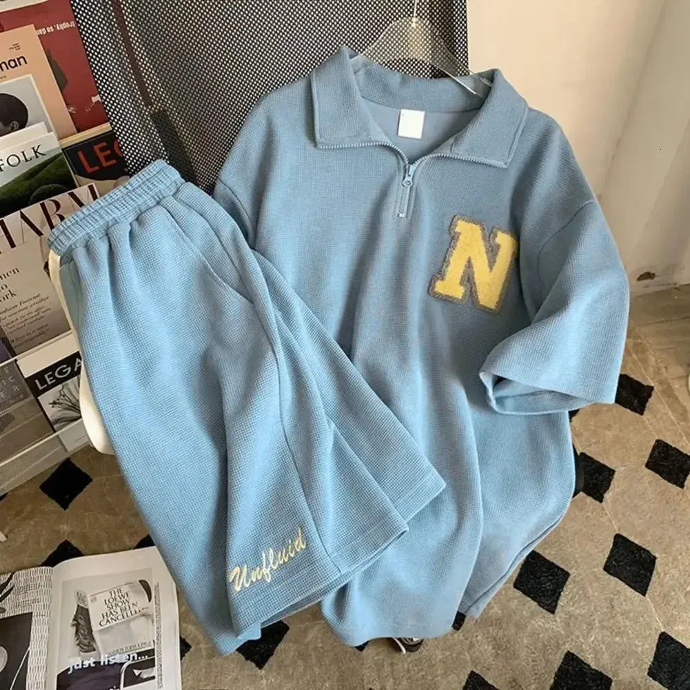 Combinaison de sport gaufrée unisexe été hommes ample à manches courtes t-shirt short jogging tenue deux pièces ensemble lettre imprimé décontracté_voghion.com