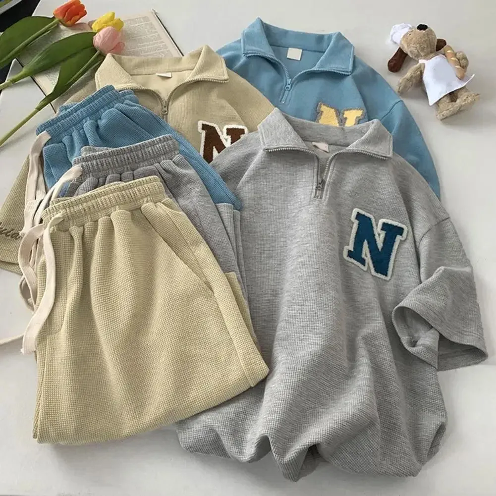 Combinaison de sport gaufrée unisexe été hommes ample à manches courtes t-shirt short jogging tenue deux pièces ensemble lettre imprimé décontracté_voghion.com