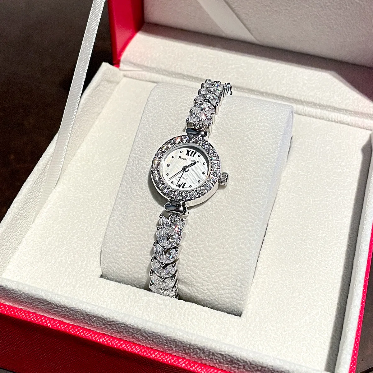 Women Watch with Shiny Diamond Watch Ladies Casual Women Bracelet Crystal Watch Ice Star Elegant Women main image 2