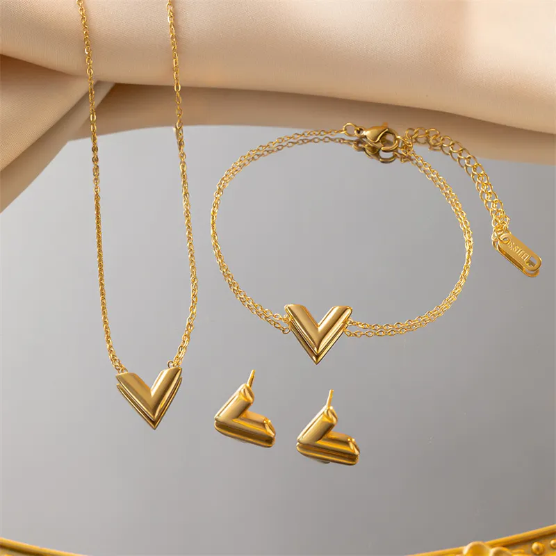 Pendant Necklace Women Necklace Jewelry Customization Women s Jewelry Merchant Gold Plated Gold and Silver Chain Necklace Bracelet Earring Set Jewelry