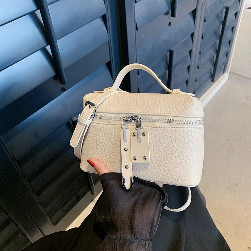 DHgate.com:2024 Korean Stylish Crossbody Bag: One-Shoulder