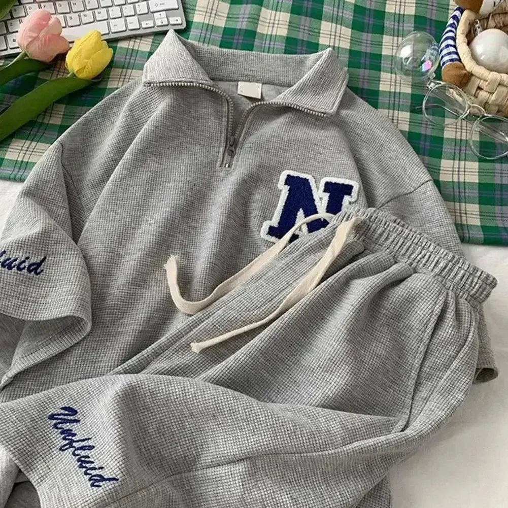 Combinaison de sport gaufrée unisexe été hommes ample à manches courtes t-shirt short jogging tenue deux pièces ensemble lettre imprimé décontracté_voghion.com
