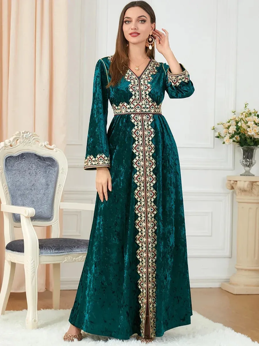 Velvet Muslim Dress For Women Kimono Jubah Long Robe Abaya Hijab Islamic Clothing Evening Dress With Turkish And Arabic Style Perfect For Moroccan Kaftan Dubai Collection 240627 From Men01 32.22 DHgat...