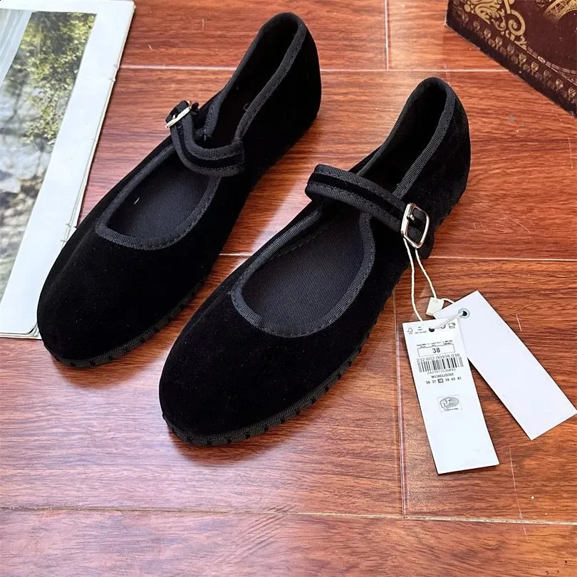 Elegant Ballet Flats: Womens Black Canvas Loafers with  display picture 3