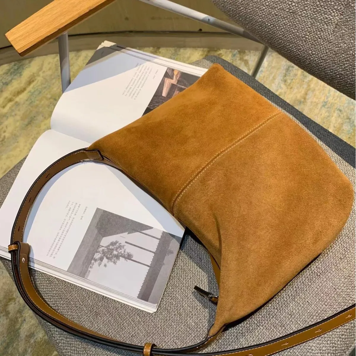 トートバッグ COURONNE Plebi Tote 27 RCBTX24149KHL 羊 韓国 COURONNE(クロンヌ) バッグ・カバン(レディース) - 海外