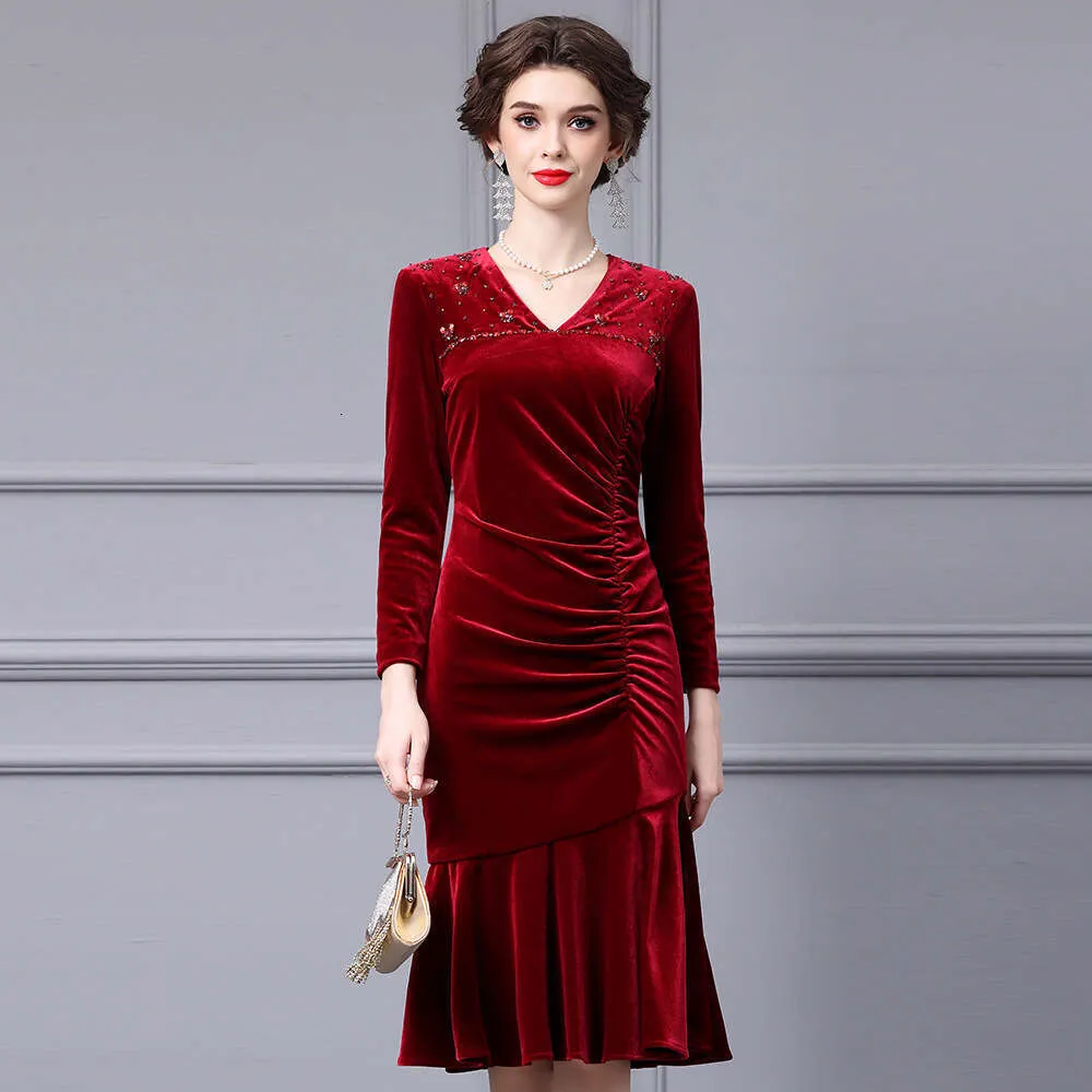 Gold velvet dress with crew neck and fitted sheath silhouette mid-calf length for autumn from Dhgate Basic & Casual Dresses - price 115.95 Gold velvet dress with crew neck and fitted sheath silhouette mid-calf length for autumn from Dhgate Basic & Casual Dresses - price 115.95