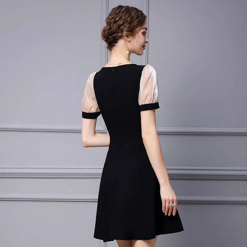 black dress for pear shape How To Dress A Pear-Shaped Body: 3 Easy Steps To Elevate Your Style