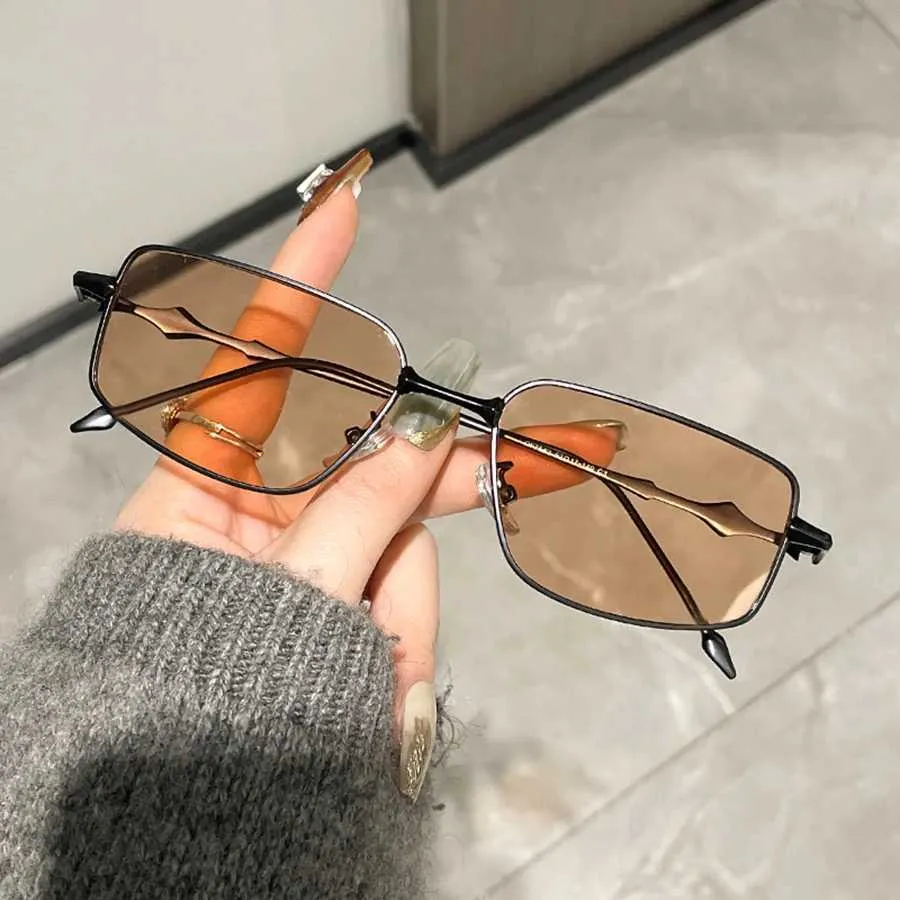 Retro Rectangular Sunglasses: Metal Frame, UV400 Protection  display picture 3