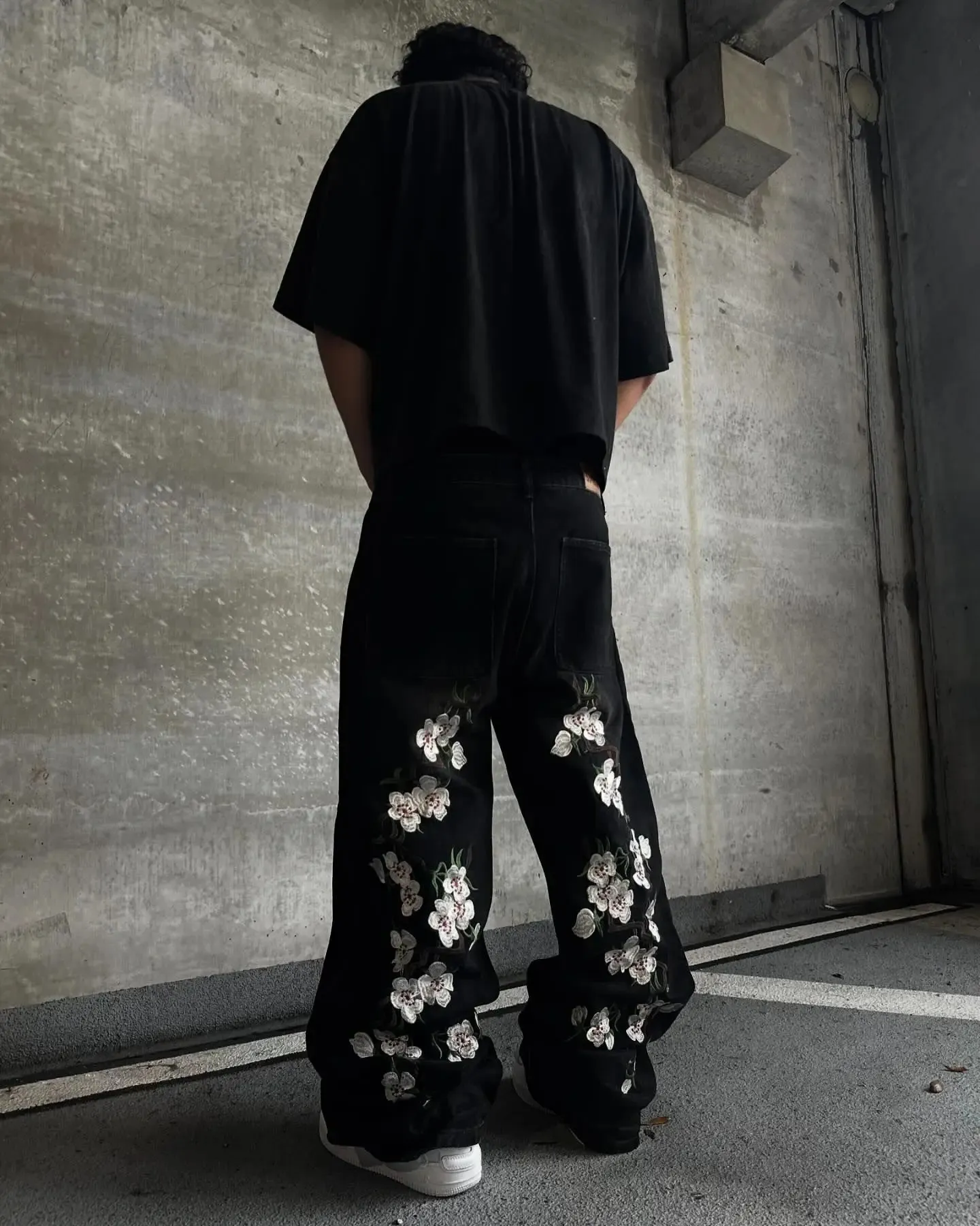 メンズホワイトバギーパンツ、チェリーブロッサムプリント付きホワイト 