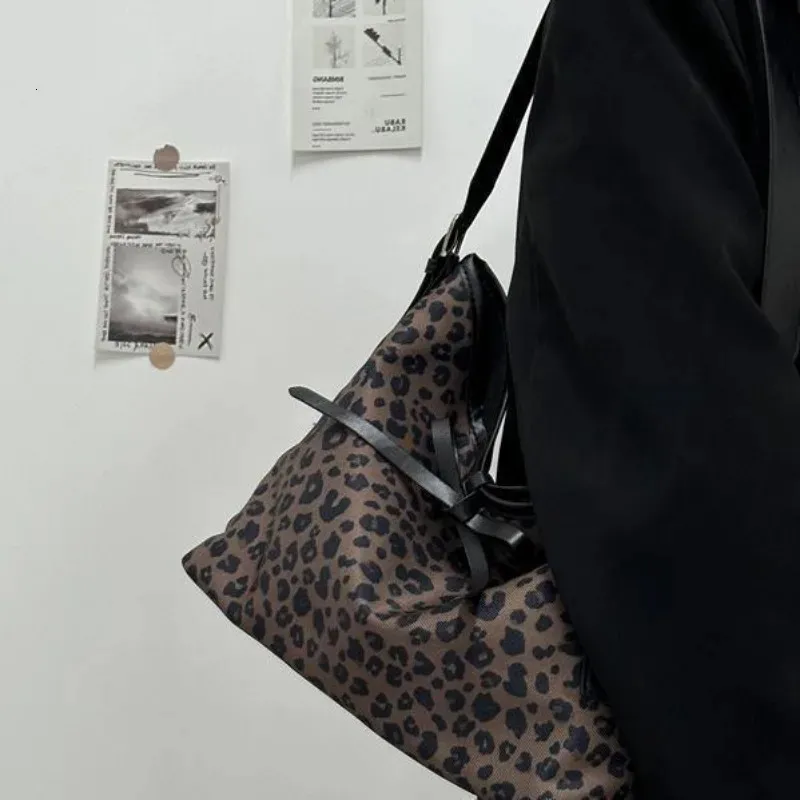 【suzen】Shinjuku y2k Leopard Big Bag suzen】Shinjuku y2k Leopard Big Bag 𝐒𝐡𝐢𝐧𝐣𝐮𝐤𝐮 𝐲𝟐𝐤