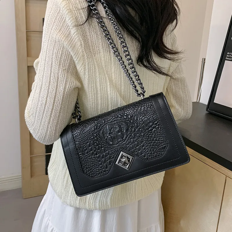 Embossed Chain Single Shoulder Crossbody Bag 2024 Fashionable
