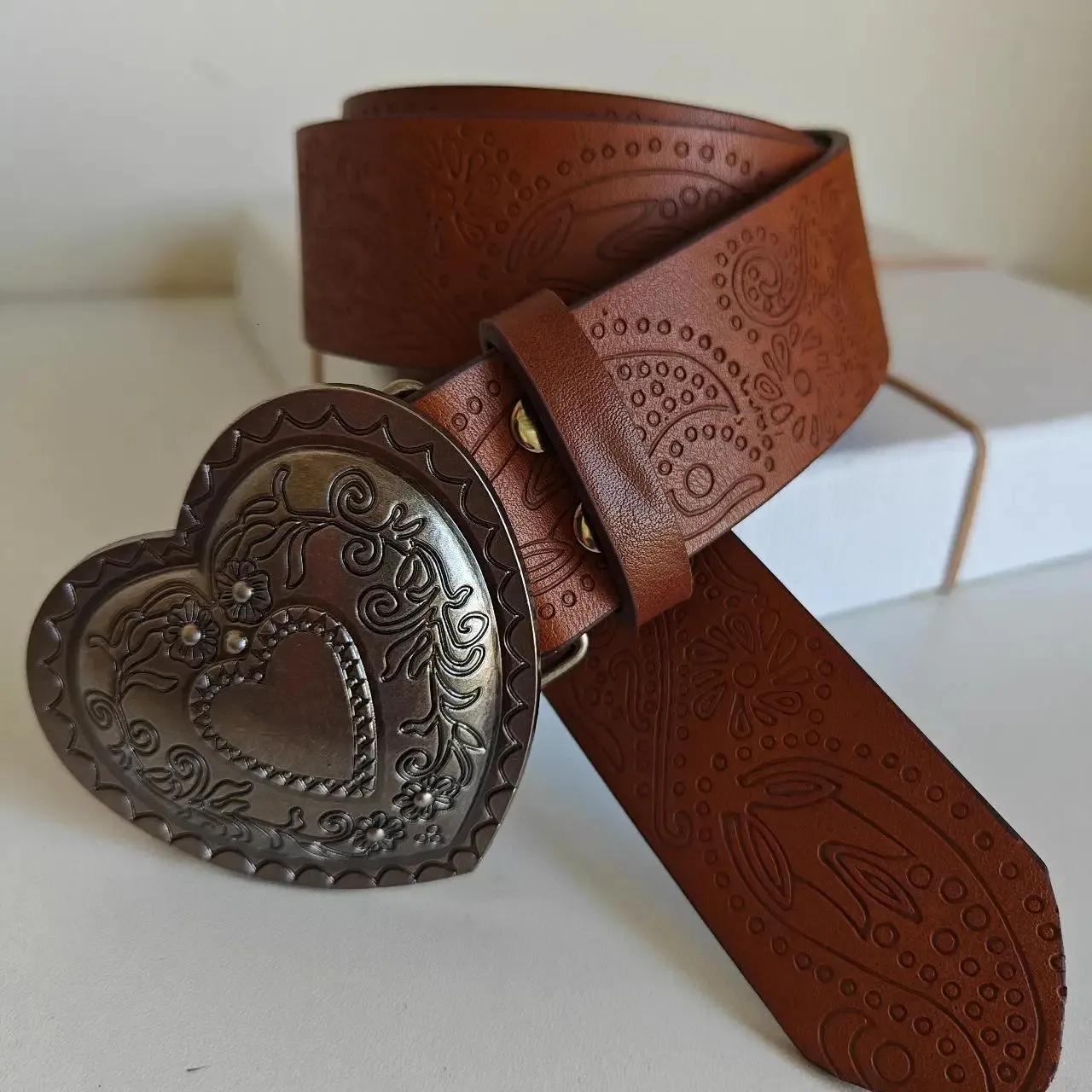 Vintage Wide Disc Belt for Women Heart Western Style Brown Faux Leather Hirigin Wide Boho Disc Belt for Women Vintage Concho Leather  main image 2