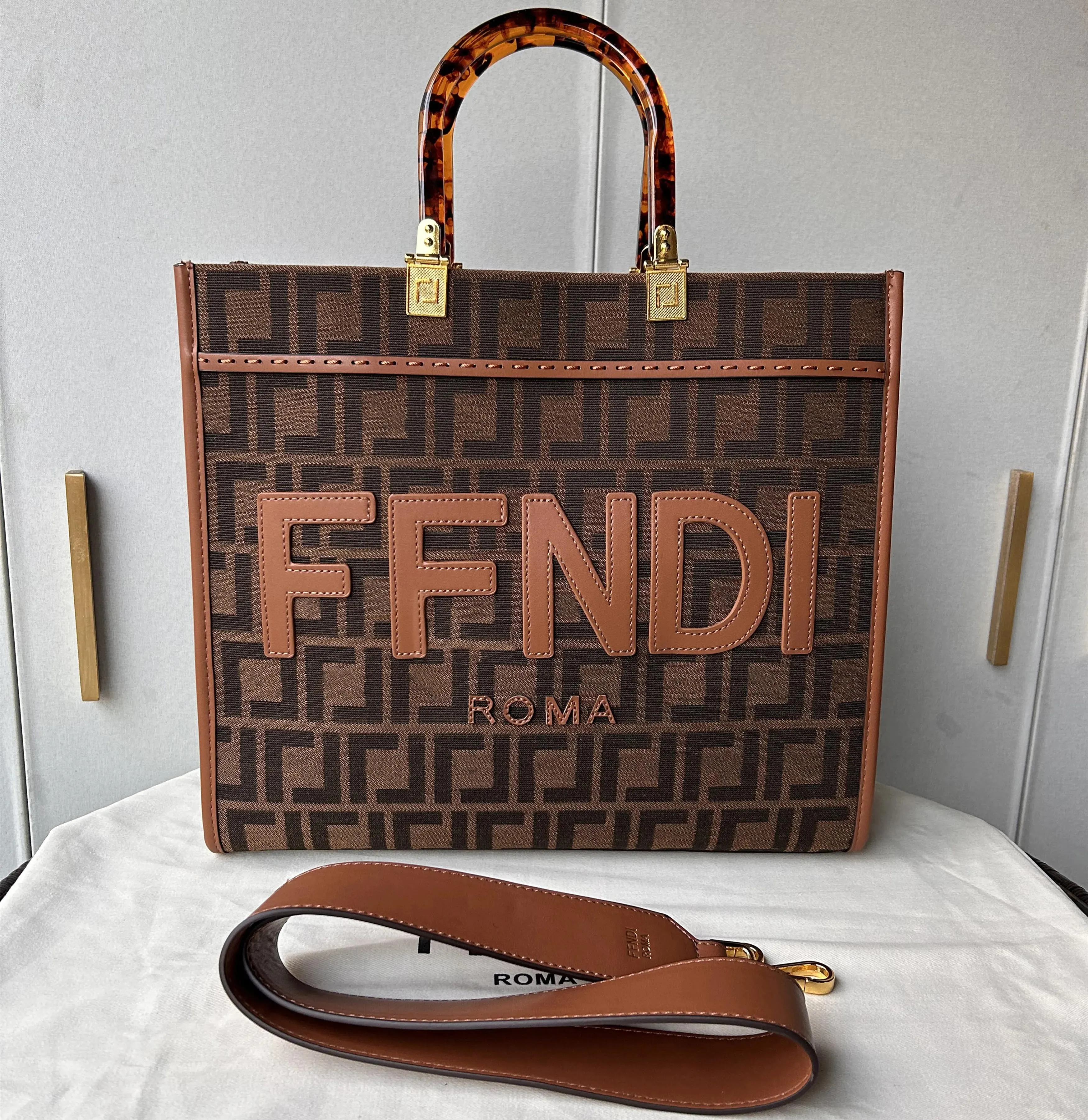 Large Capacity Leather Tote Bag with Golden Letter Design Large Capacity Leather Tote Bag with Golden Letter Design