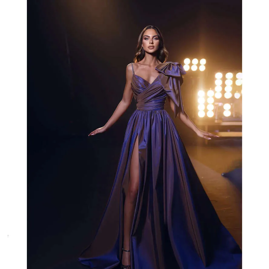 Elegantes Lila Abendkleid: Gurte, Taft, Perlendetails Für