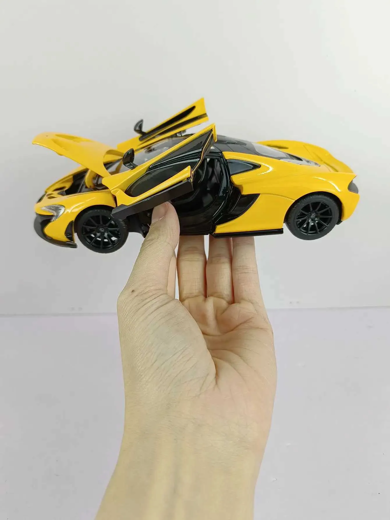 Modèle Réduit McLaren P1 Jaune 1:43 - Diecast Rastar - Boîte Neuve 2025 - Collection
