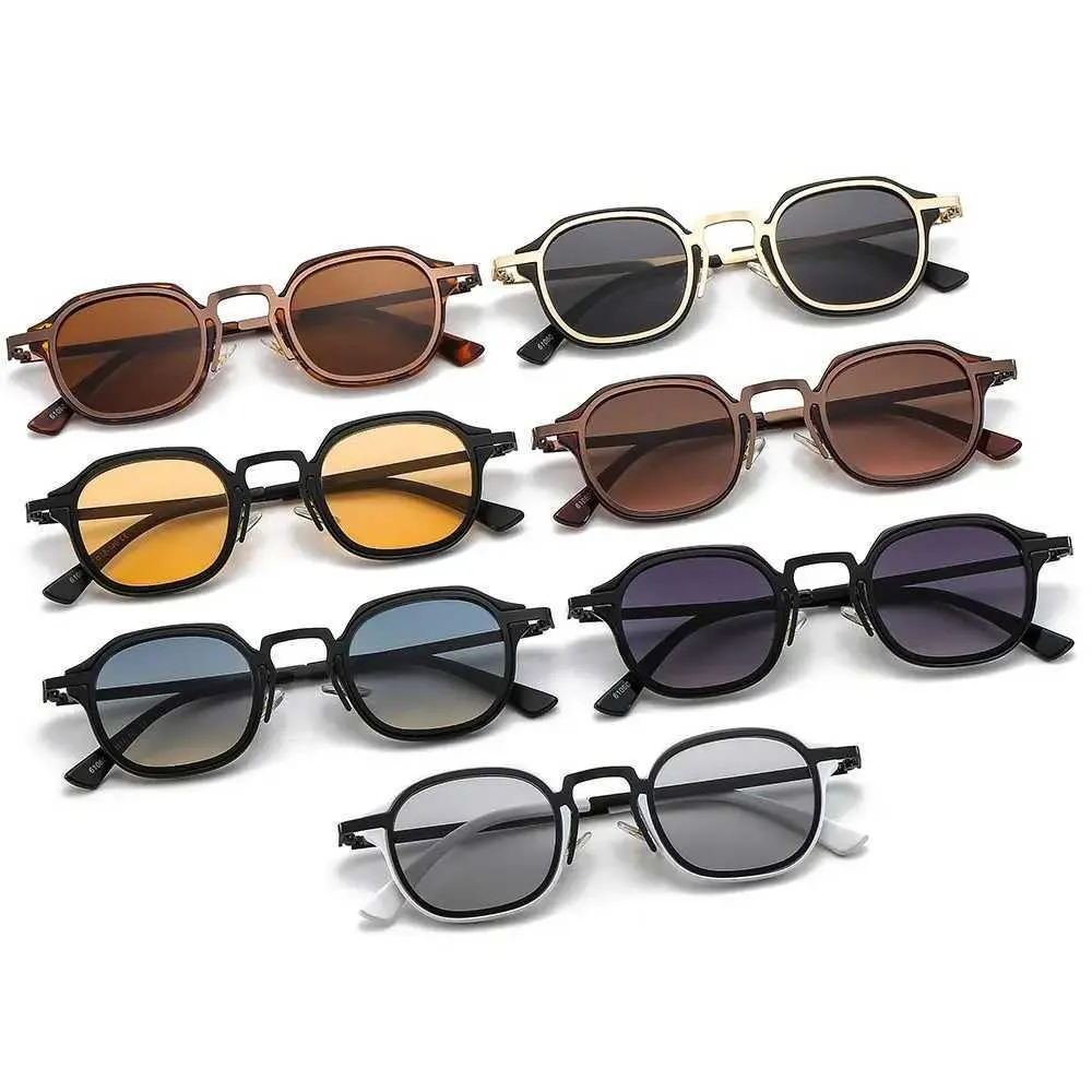 Retro Small Square Frame UV400 Protection Sunglasses with Metal Frame Retro Small Square Sunglasses Men Women Metal Frame  main image 2