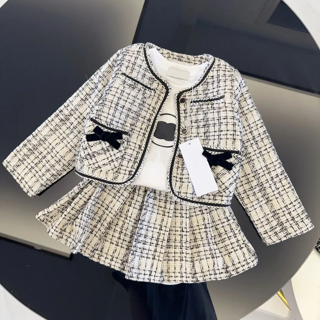 Completo bambina maglia panna e gonna azzurra – Belli e Monelli