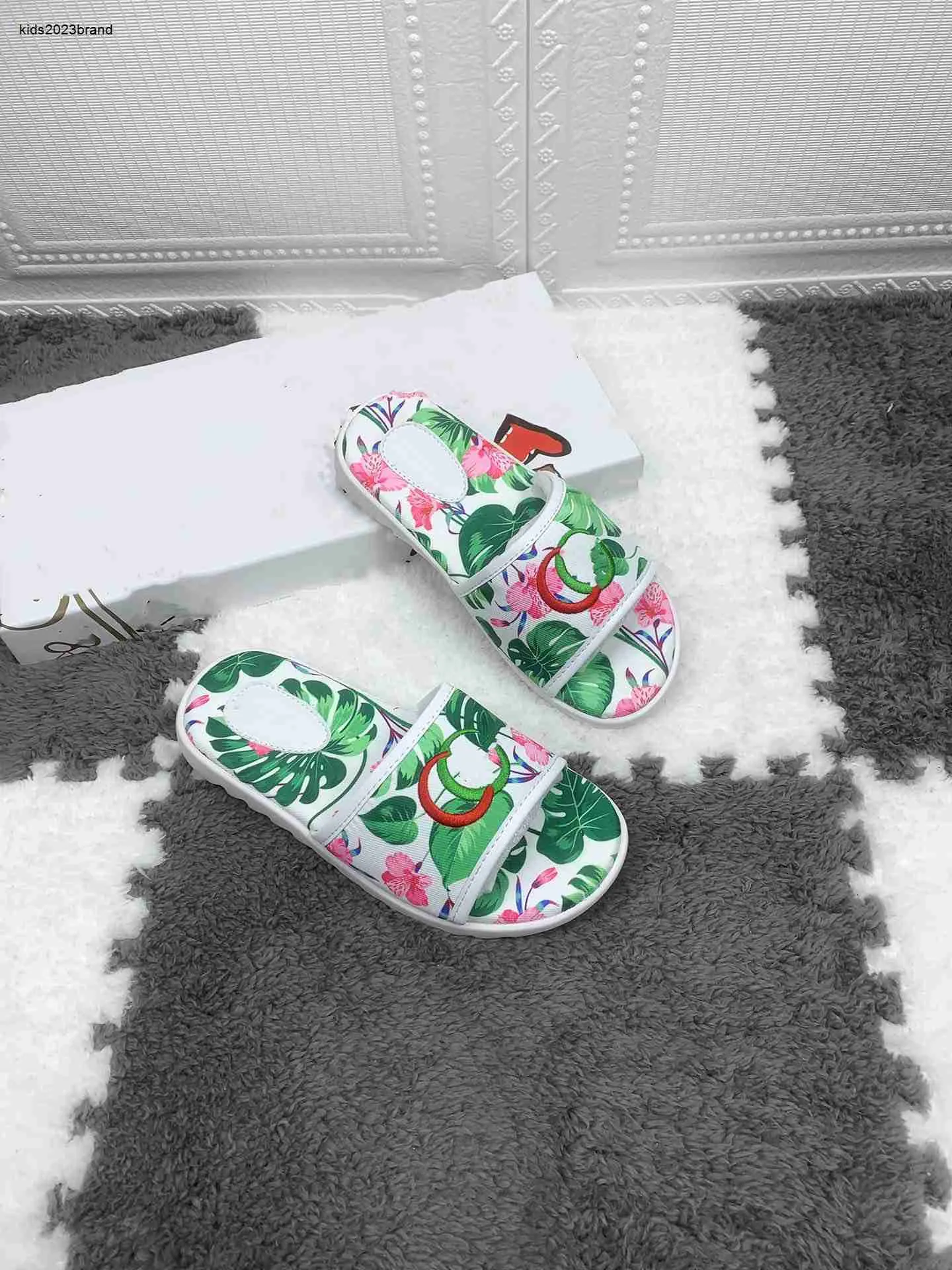 designerskie kapcie kwiatowe pełne drukowanie butów butów chłopcy letnie produkty rozmiary 26-35 Baby Flat Slip, w tym marka pudełka na buty