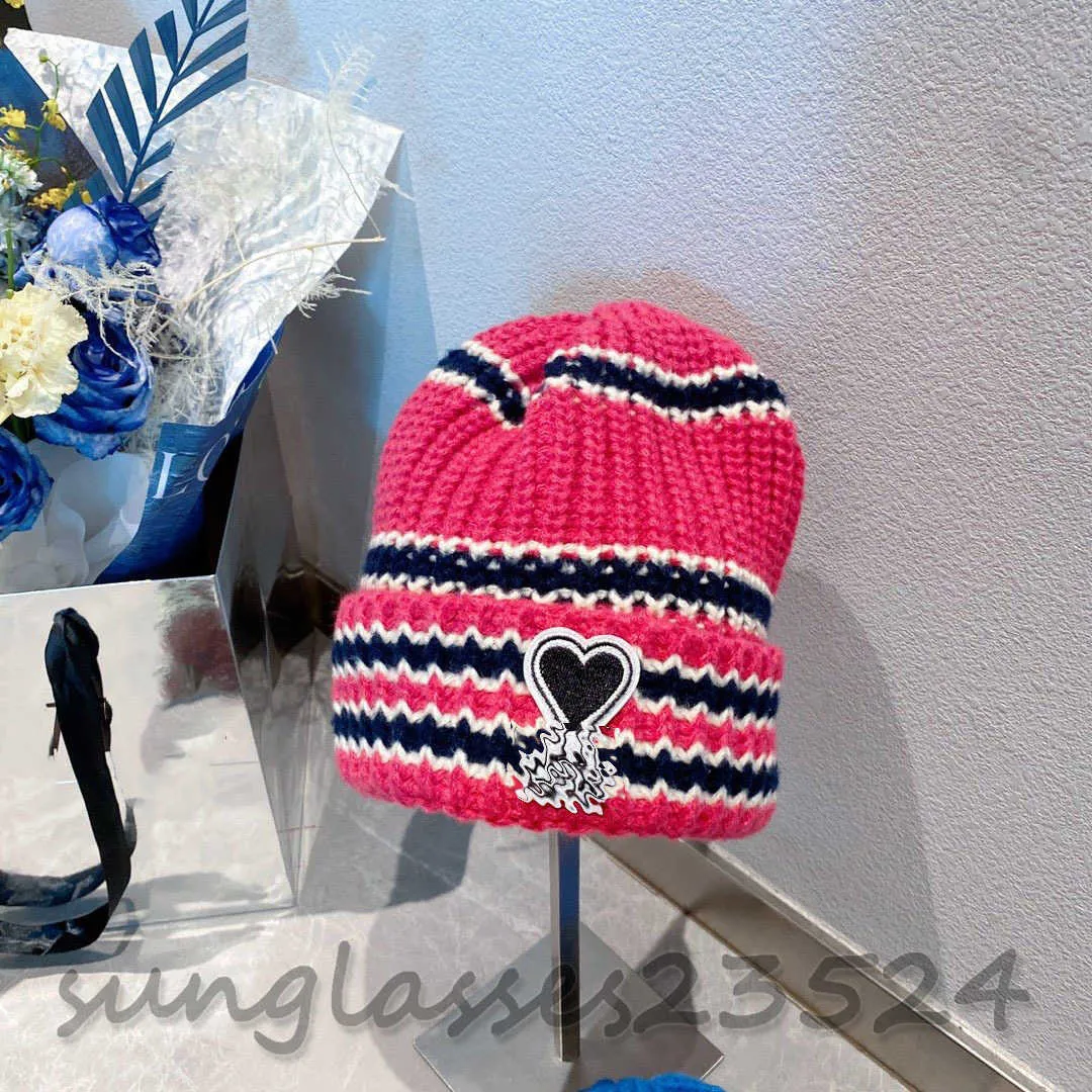 Rosa och svart färglock nischdesigner stickad hatt, kärlek stickad hatt, kvinnors höst och vintermode föremål, mjuka och tjocka, färgkontrast stickade hatt GZ217358