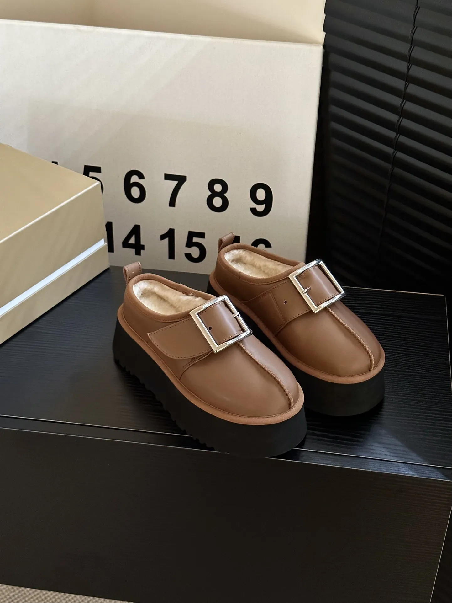 Top designer de pele fofa chinelos UGGed sandálias para marca mulher plataforma plana 5cm fuzzy slides austrália bottes 33