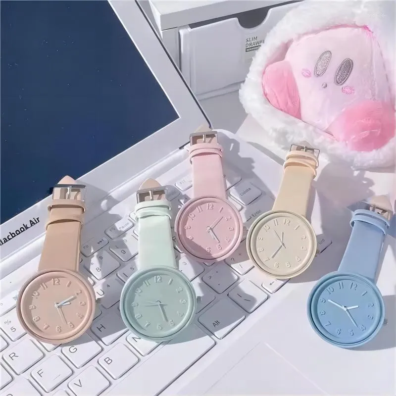 Montres-bracelets Macaron Minimaliste Circulaire Creative Cuir Montre Femme Coloré Simple Europe du Nord Niche Mori Style Rétro