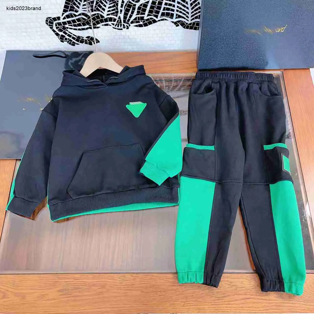 Tute firmate per bambini tute per bambini set autunnali Taglia 110-160 CM 2 pezzi Pullover con cappuccio in tessuto di cotone e pantaloni sportivi Aug30