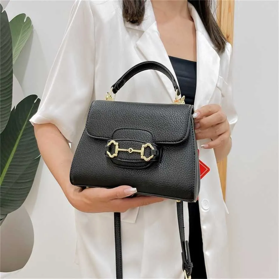 2023 New Fashion Litchi Pattern Handbag Horseshoe One Shoulder Oblique Cross Versatile Women's Bag Ladies Bags Off wholesale