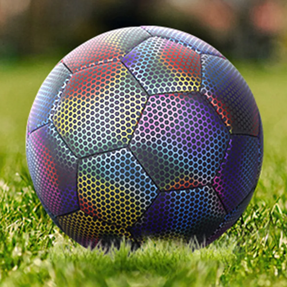 Ballen Lichtgevend Reflecterend Voetbal Maat 5 PU Gloeiende Voetbal Standaard Holografisch Sport Entertainment voor Volwassenen Oefentraining 230831