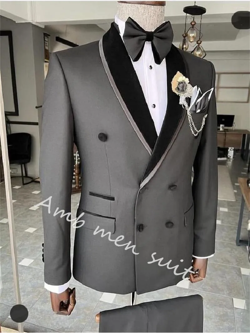 Trajes de hombre Traje gris para hombre Traje a medida de 2 piezas Blazer Pantalones Terciopelo Solapa negra Doble botonadura Negocios Boda Novio Fiesta de graduación Tallas grandes a medida