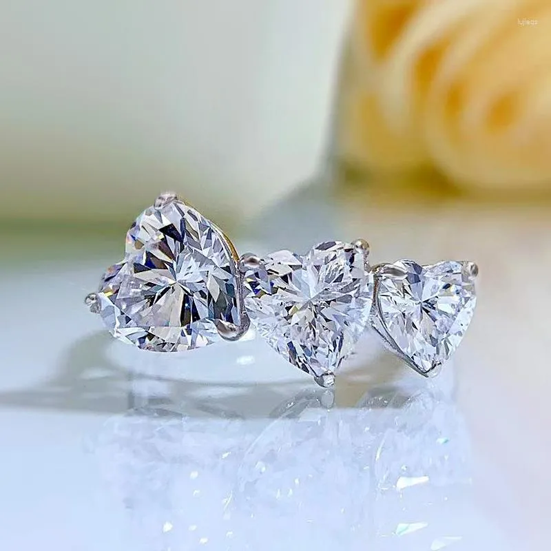 Pierścienie klastra 2023 S925 Srebrny diament w kształcie serca Trzy urodzony kamienny pierścionek