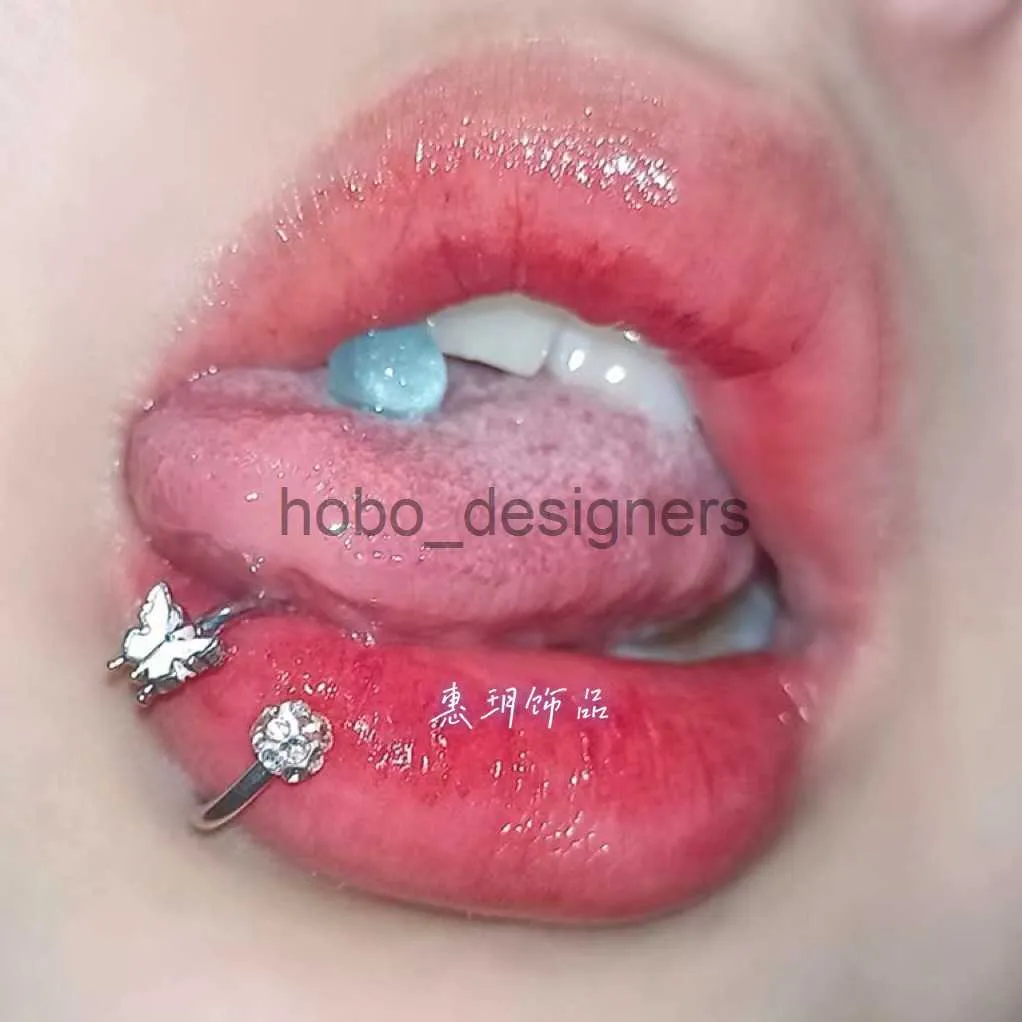 Piercing à la lèvre - anneau  Lip piercing, Nose piercing, Lip piercing  ring